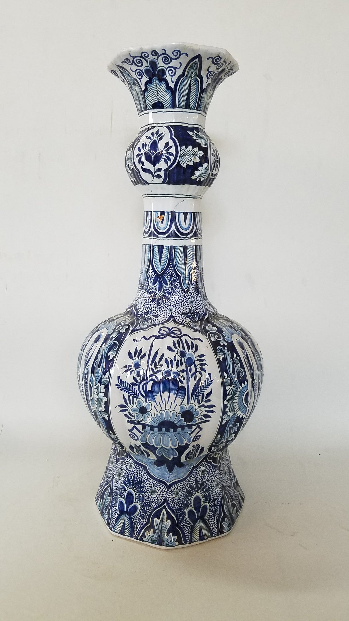 1800 Delft ceramic Vase